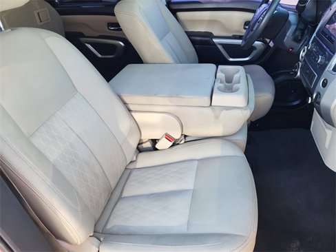 Used 2017 Nissan Titan SV image 11
