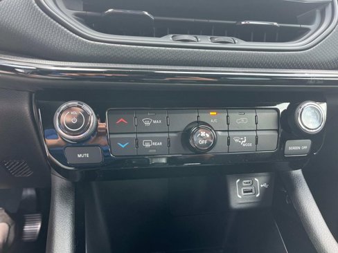 New 2025 Jeep Compass Latitude w/ Altitude Special Edition image 23