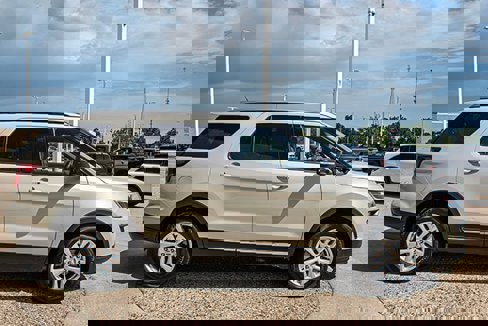 Used 2018 Ford Explorer XLT w/ Equipment Group 202A image 6