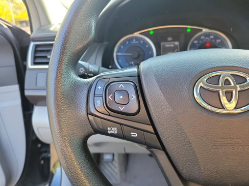 Used 2017 Toyota Camry LE image 22