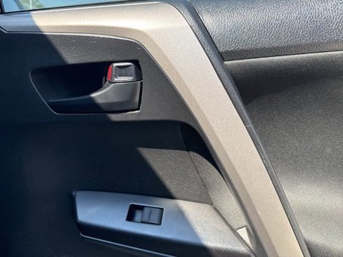 Used 2018 Toyota RAV4 LE image 12