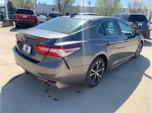 Used 2020 Toyota Camry SE image 3