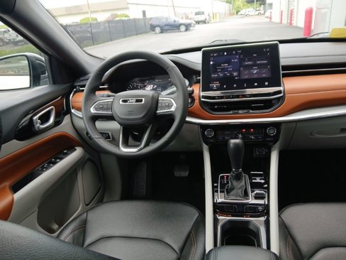 Used 2024 Jeep Compass Limited image 16