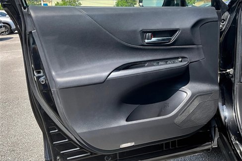Used 2021 Toyota Venza LE image 16