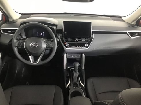Used 2023 Toyota Corolla Cross XLE image 12