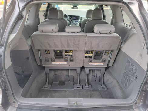 Used 2018 Toyota Sienna XLE image 16