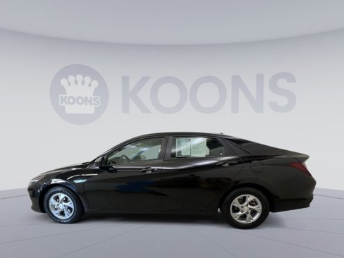 Used 2023 Hyundai Elantra SE image 2