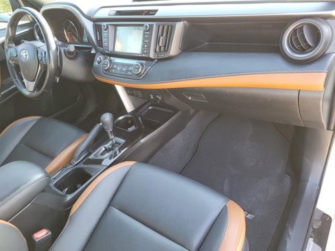 Used 2018 Toyota RAV4 SE image 8