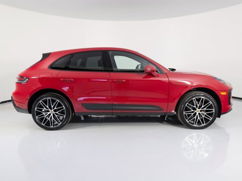 Certified 2025 Porsche Macan image 9