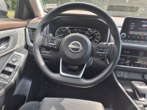 Used 2023 Nissan Rogue SV image 11