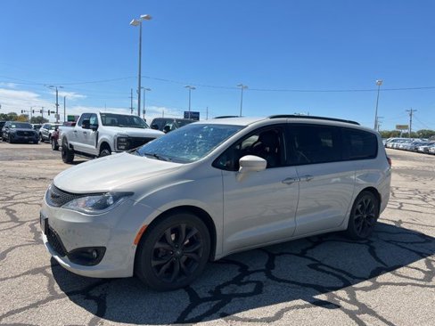 Used 2020 Chrysler Pacifica Touring-L w/ Advanced Safetytec Group image 2