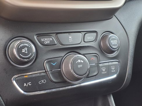 Used 2016 Jeep Cherokee Latitude w/ Cold Weather Group image 17