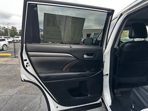 Used 2017 Toyota Highlander Limited Platinum image 32