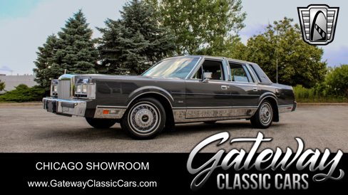 Used 1986 Lincoln Town Car image 1