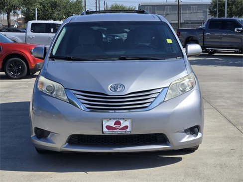 Used 2015 Toyota Sienna LE image 2