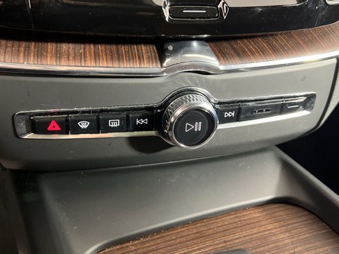 Certified 2023 Volvo XC60 B5 Plus w/ Climate Package image 18