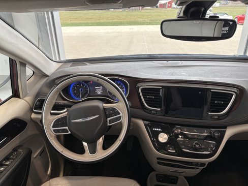 Used 2017 Chrysler Pacifica Limited image 12