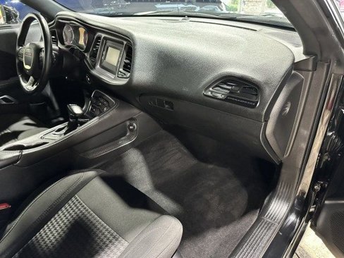 Used 2016 Dodge Challenger SXT image 20