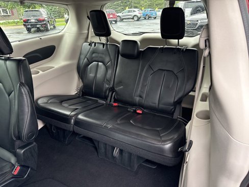 Used 2023 Chrysler Pacifica Touring-L image 19