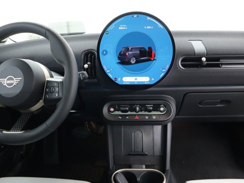 Used 2025 MINI Cooper 2-Door Hardtop image 14