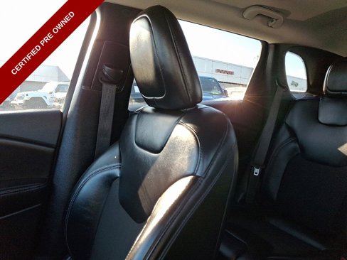 Certified 2020 Jeep Cherokee Latitude Plus w/ Cold Weather Group image 17