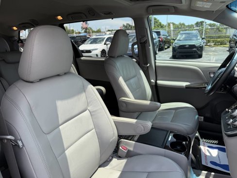 Used 2017 Toyota Sienna XLE image 22