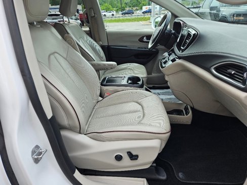 Used 2020 Chrysler Pacifica Limited image 14