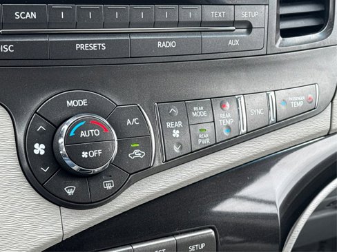Used 2014 Toyota Sienna LE image 32