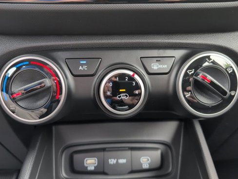 New 2025 Hyundai Venue SE image 16