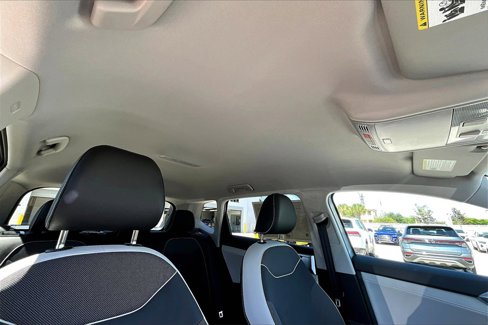 Certified 2025 Volkswagen Taos SE image 21