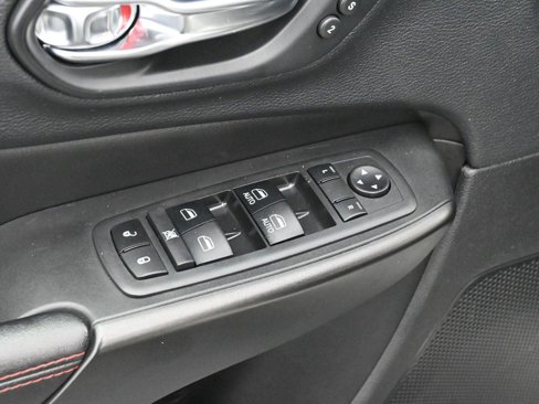 Used 2019 Jeep Cherokee Trailhawk image 11