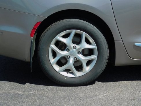Used 2017 Chrysler Pacifica Touring-L Plus w/ Advanced Safetytec Group image 10