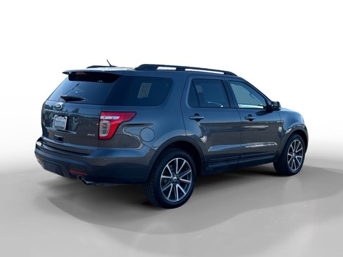 Used 2015 Ford Explorer XLT w/ Equipment Group 202B image 5