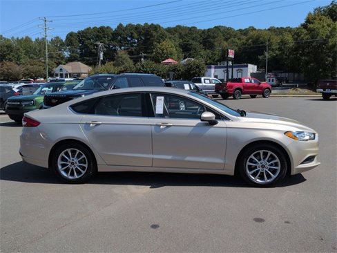 Used 2017 Ford Fusion SE w/ Fusion SE Technology Package image 14