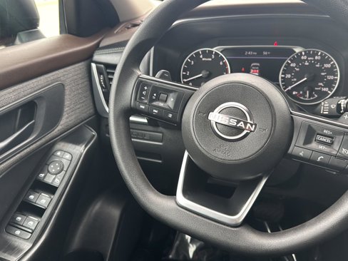 Used 2023 Nissan Rogue S image 17