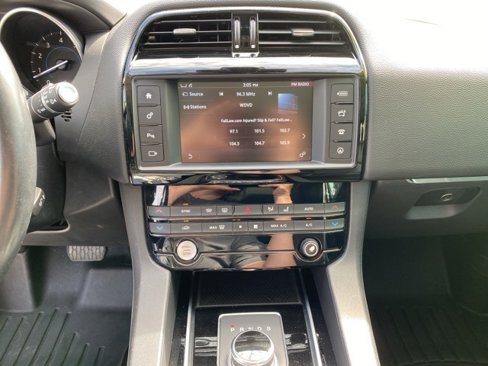 Used 2017 Jaguar F-PACE Premium image 27