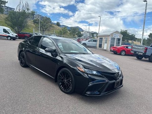 Used 2022 Toyota Camry SE image 3