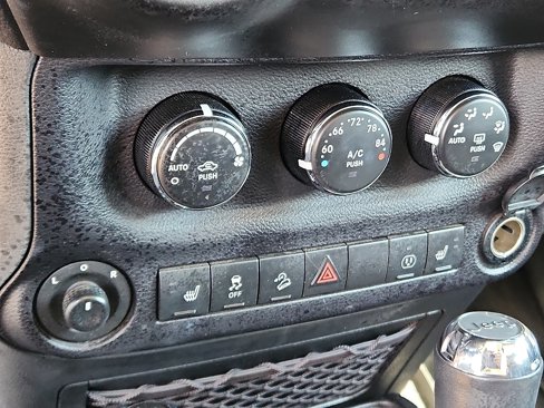 Used 2015 Jeep Wrangler Unlimited Sahara w/ Connectivity Group image 15