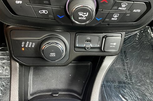 Used 2021 Jeep Renegade Latitude w/ Sun & Sound Group image 15