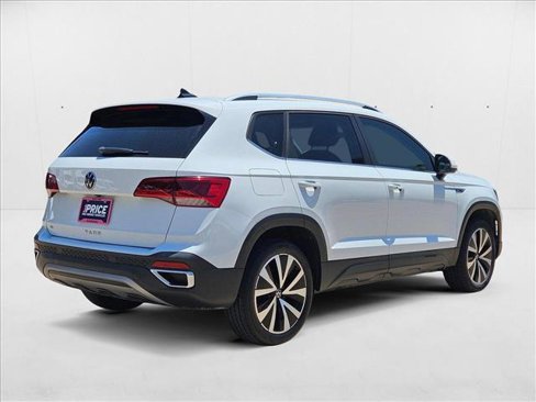 Used 2022 Volkswagen Taos SE w/ Panoramic Sunroof Package image 5