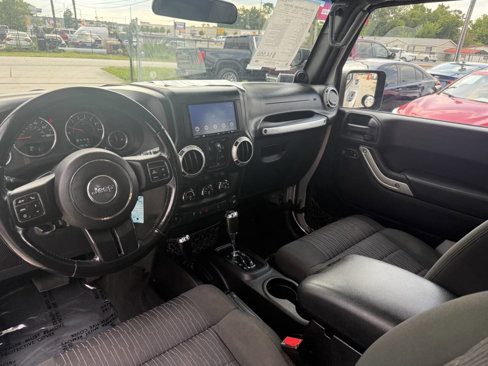 Used 2012 Jeep Wrangler Unlimited Rubicon w/ Connectivity Group image 16