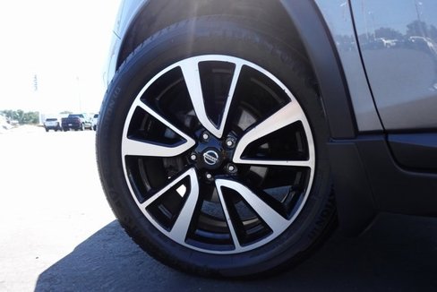 Used 2019 Nissan Rogue SL w/ Premium Package image 11