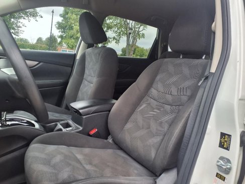 Used 2016 Nissan Rogue SV w/ SV Premium Package image 11