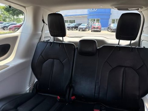 Used 2020 Chrysler Pacifica Limited image 13