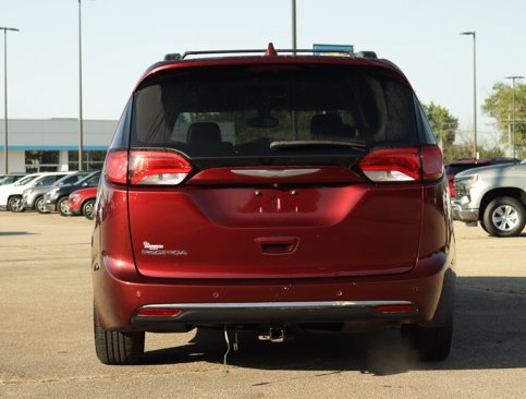 Used 2017 Chrysler Pacifica Touring-L image 6