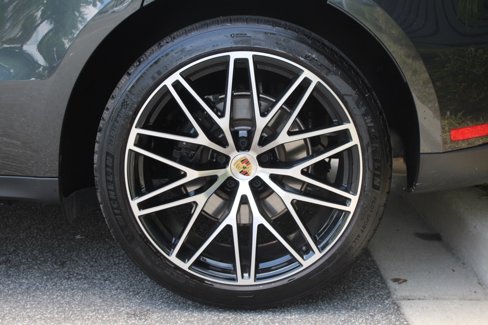 Used 2024 Porsche Macan image 16