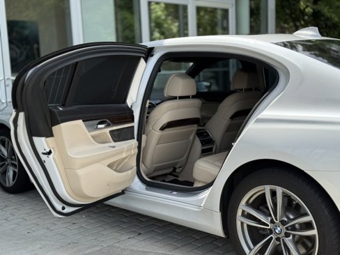 Used 2018 BMW 750i image 25