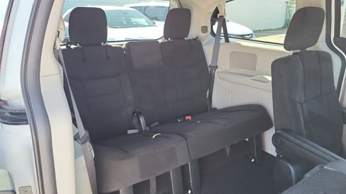 Used 2017 Dodge Grand Caravan SE w/ UConnect Hands-Free Group image 22