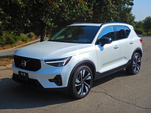 Used 2025 Volvo XC40 B5 Plus image 1