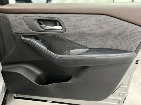 Used 2023 Nissan Rogue SV image 25